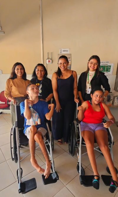 APAE Floriano recebe doação de cadeiras de rodas e kits de higiene da Sicredi