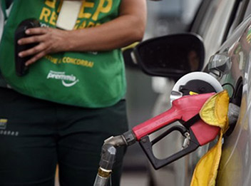 Petrobras anuncia alta de 1,70% no preço da gasolina e queda no diesel