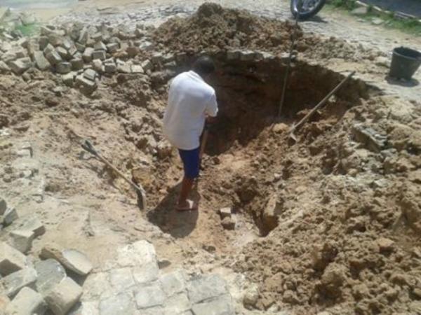 Rompimento de cano deixa bairros de Floriano sem &aacute;gua.(Imagem:Piau&iacute;Not&iacute;cias)