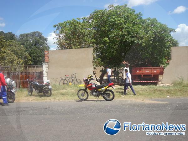 Cabine de caminh&atilde;o destrava e provoca acidente na Av. Dirceu Arcoverde.(Imagem:FlorianoNews)