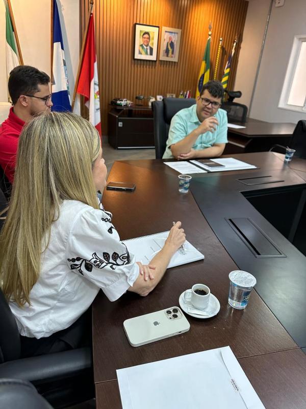 Deputada Gracinha, representando o prefeito M&atilde;o Santa, firma acordo para implanta&ccedil;&atilde;o de sistema de videomonitoramento em Parna&iacute;ba (Imagem:Divulga&ccedil;&atilde;o )