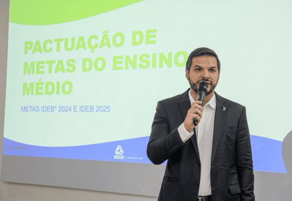 Washington Bandeira participa de reunião estratégica para pactuação de metas do Ensino Médio