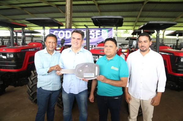  Ciro Nogueira entrega tratores e equipamentos agr&iacute;colas a prefeitos(Imagem:Divulga&ccedil;&atilde;o)