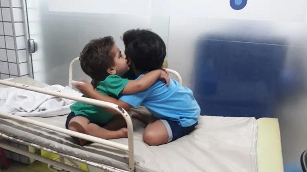  Th&eacute;o hospitalizado e abra&ccedil;ado com o irm&atilde;o, Elias, de cinco anos.(Imagem:Arquivo Pessoal / Suzany Ferreira )