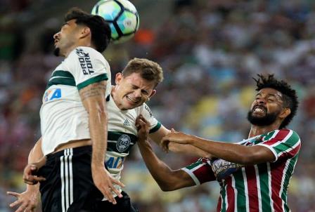 Zagueiro marca contra e a favor em empate entre Fluminense e Coritiba
