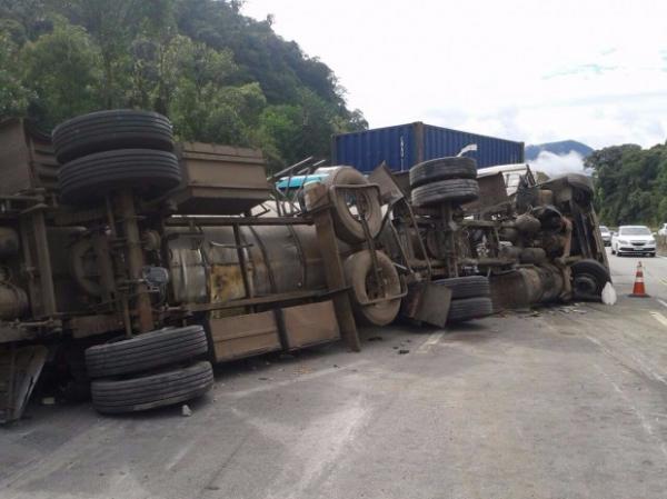 Caminhoneiro morre após veículo bater e capotar na BR-316