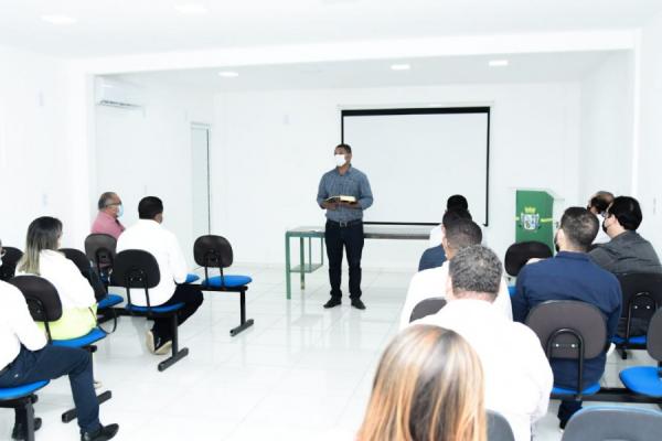 Prefeito Joel reúne secretários para momento de oração e mensagem inicial do ano