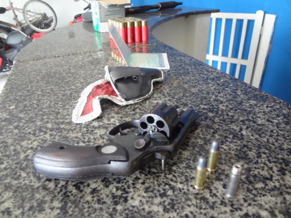 Homem &eacute; preso com arma de fogo durante abordagem da PM em Bar&atilde;o de Graja&uacute;.(Imagem:FlorianoNews)