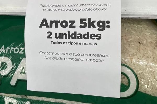 Venda de arroz é limitada em supermercados mesmo com a garantia de que há estoque