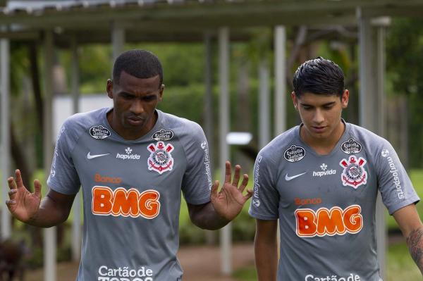 Evolução de Araos nos treinos agrada e surpreende comissão técnica do Corinthians