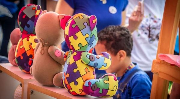 Comissão aprova punições para pessoas e empresas que discriminarem autistas