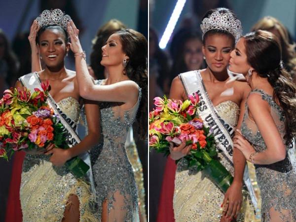 Leila Lopes recebe a coroa das m&atilde;os de Ximena Navarrete.(Imagem:Reuters/Ag&ecirc;ncia)