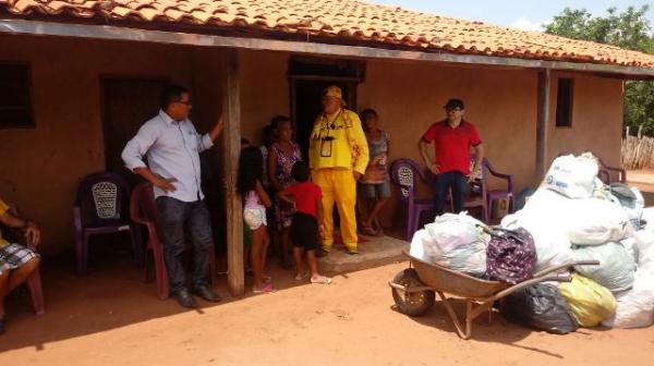 Projeto Amarelinho faz doa&ccedil;&atilde;o de roupas e cestas b&aacute;sicas em comunidades rurais de Floriano.(Imagem:FlorianoNews)