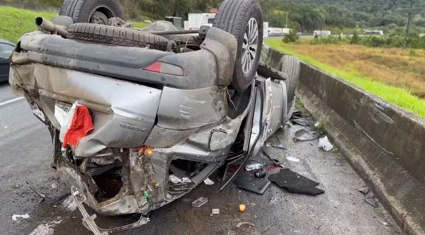 Dunga e esposa deixam o hospital após acidente de carro no Paraná