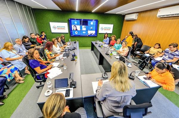 Seduc inicia Semana Pedagógica com orientações sobre lei que proíbe uso de celulares nas escolas