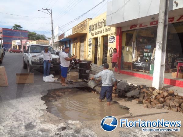 Rompimento em rede de distribui&ccedil;&atilde;o causou falta d?&aacute;gua em Floriano.(Imagem:FlorianoNews)