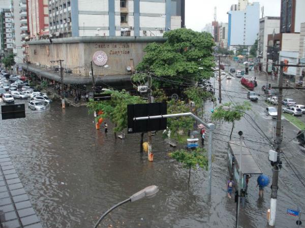 Internaura registrou que, em apenas 20 minutos de chuva, Reta da Penha ficou alagada, em Vit&oacute;ria.(Imagem:N&aacute;gila Silva dos Santos/ VC no G1)