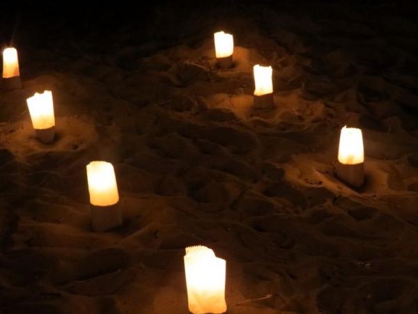 Velas na areia(Imagem:Divulga&ccedil;&atilde;o)