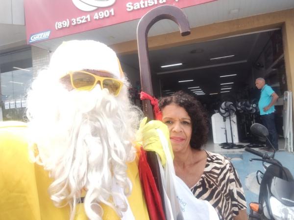Rep&oacute;rter Amarelinho se veste de Papai Noel para manter viva a magia do Natal em Floriano.(Imagem:FlorianoNews)