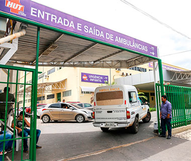 Menino esfaqueado pela mãe tem alta; irmã está em estado grave
