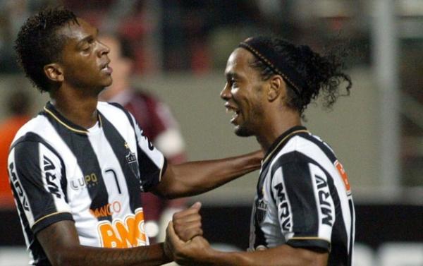 J&ocirc; e Ronaldinho Ga&uacute;cho e J&ocirc; comemoram o gol do Atl&eacute;tico-MG.(Imagem:EFE)
