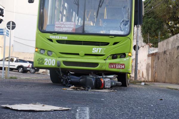 Acidente entre ônibus e moto deixa duas mulheres feridas