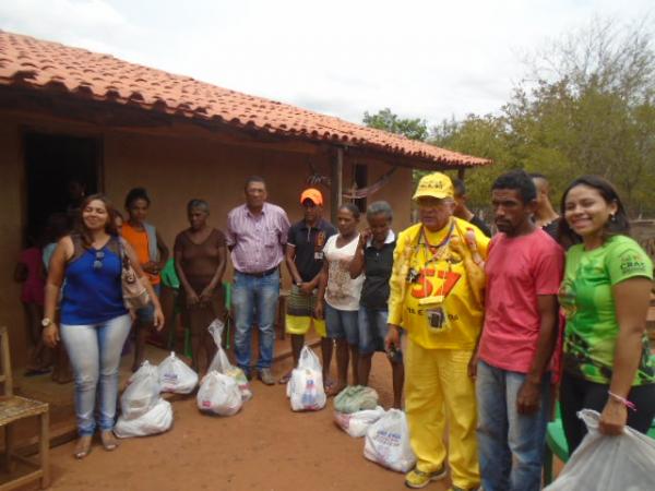 Moradores da zona rural de Floriano recebem doa&ccedil;&otilde;es de roupas e alimentos.(Imagem:FlorianoNews)