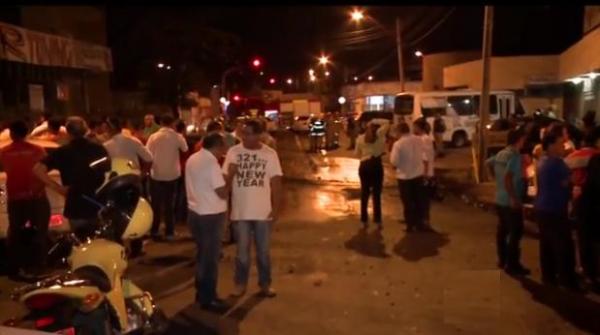 Após assassinato de colega, taxistas fecham rua com pneus em protesto