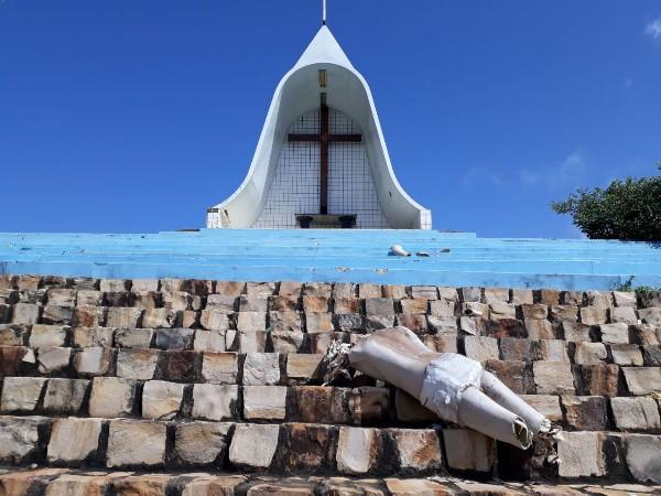 Imagem de Cristo que estava no Santu&aacute;rio Jo&atilde;o Paulo II foi totalmente destru&iacute;da.(Imagem:Portalcidadeluz)