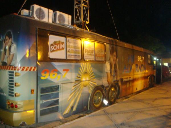 &Ocirc;nibus da Alvorada Fm Vitrine sob Rodas(Imagem:reda&ccedil;&atilde;o)