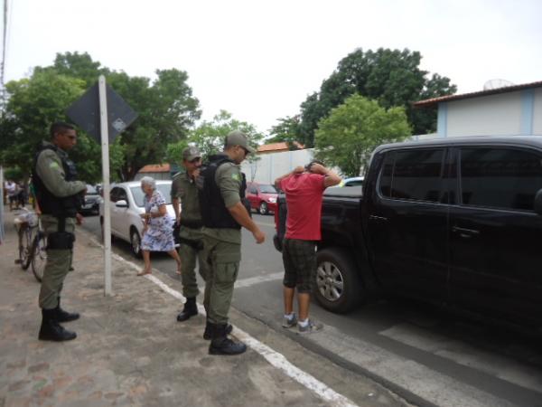 Polícia Militar efetua condução de suspeito durante Operação Carnaval em Floriano