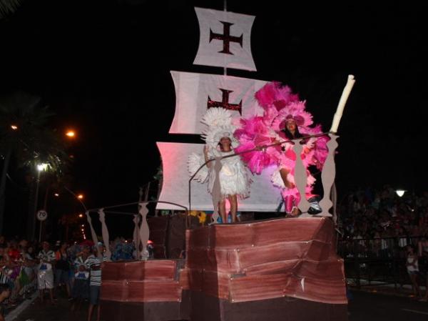 Mesmo sem premiação, escolas de samba surpreendem em desfile no PI