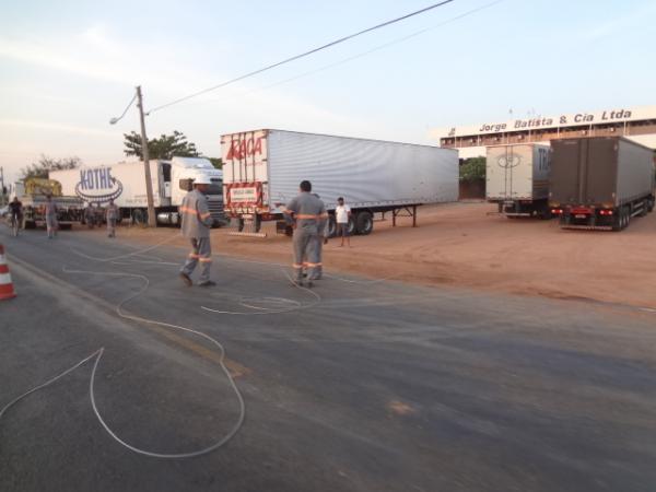 Carreta bate em poste e provoca falta de energia no bairro Samba&iacute;ba.(Imagem:FlorianoNews)