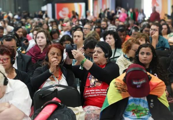 P&uacute;blico assiste plen&aacute;ria que discute Combate &agrave; fome, pobreza e desigualdades, no G20 Social no Boulevard Ol&iacute;mpico na zona portu&aacute;ria da capital fluminense.(Imagem: Tomaz Silva/Ag&ecirc;ncia Brasil)