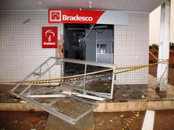 Criminosos explodem ag&ecirc;ncia banc&aacute;ria de Agricol&acirc;ndia.(Imagem:Gilberto Alencar)