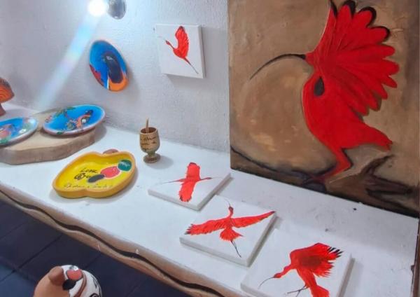 Maria de Lourdes Mendes desenvolve um trabalho inspirado nas riquezas do Nordeste, com destaque para elementos da fauna e da flora regional.(Imagem:Ascom Secult)