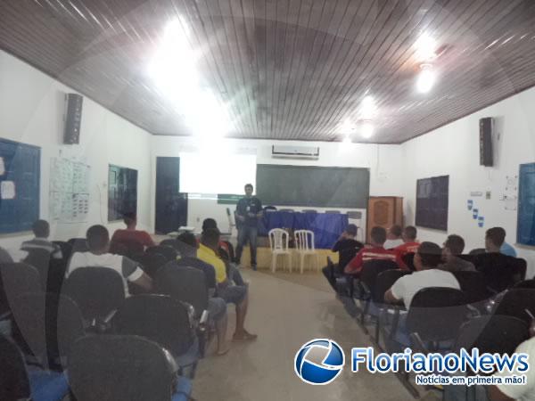 Mototaxistas de Floriano participam de capacita&ccedil;&atilde;o.(Imagem:FlorianoNews)