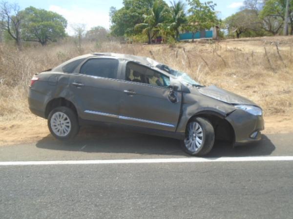 Ve&iacute;culo capota com casal na zona rural de Floriano.(Imagem:FlorianoNews)