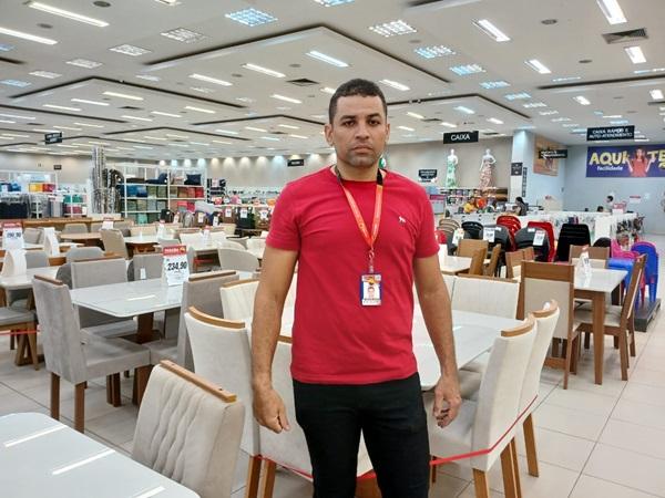 Bizerra, chefe do setor de m&oacute;veis(Imagem:Floriano News)