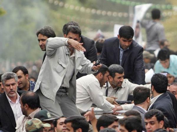Comitiva e seguran&ccedil;as do presidente iraniano reagem ao som de explos&atilde;o em Hamadan, nesta quarta (Imagem:Reuters)