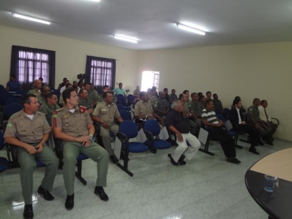 Policiais participaram de aula inaugural do programa Ronda Cidad&atilde;o em Floriano.(Imagem:FlorianoNews)
