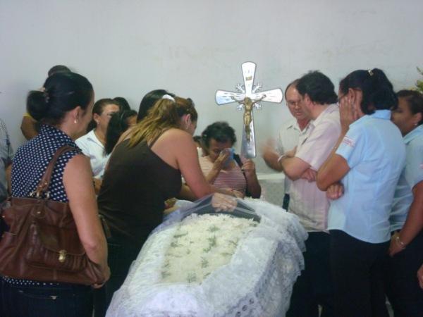 Fam&iacute;lia chora a morte de seu A&eacute;rton(Imagem:Divulga&ccedil;&atilde;o)