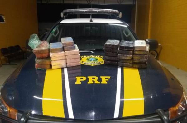 PRF prende condutor e passageiro que transportavam 32 kg de droga em ve&iacute;culo.(Imagem:PRF-PI)