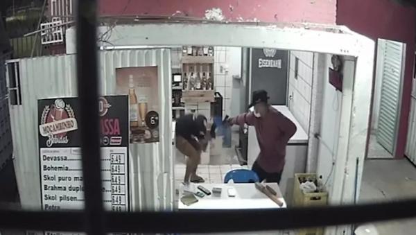 Bandidos armados invadem bar e matam jovem no local de trabalho na Zona Norte de Teresina