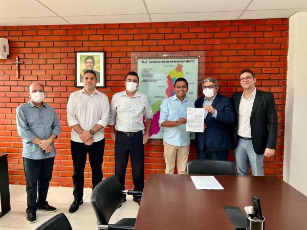 Dr. Francisco comemora assinatura de convênio para construir Maternidade e ampliar o HTN de Floriano