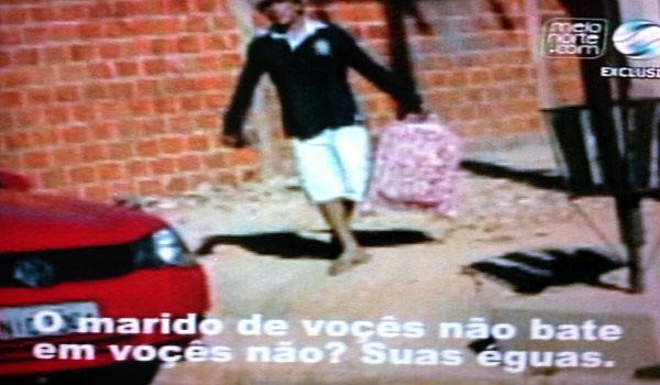 Cena 1: Paulynho diz, olhando para as mulheres que acompanharam tudo e umas at&eacute; gravavam do seu telefone celular: 