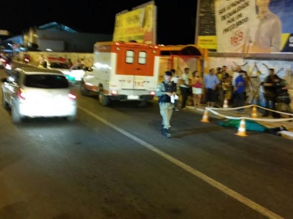 Homem é morto com cinco tiros na Avenida Miguel Rosa, em Teresina