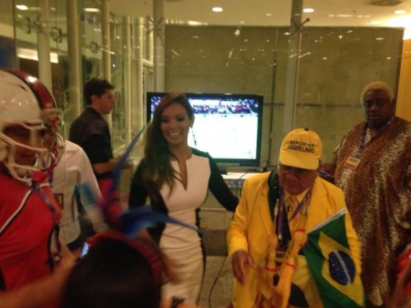 Rep&oacute;rter Amarelinho chega ao est&uacute;dio da Rede Globo(Imagem:FlorianoNews)