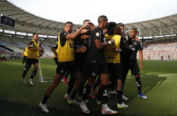 Análise: Botafogo aposta em suas qualidades, vence com autoridade e retoma o rumo