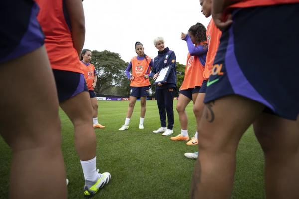 Escalação da seleção feminina: Marta no banco e disputa no meio-campo para estreia na Copa